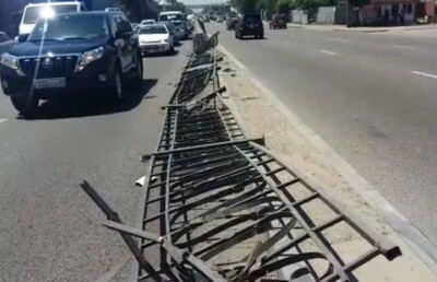 Водитель минивэна снёс 15 сегментов дорожного ограждения в Алматы