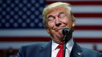 Забавное видео с Трампом, пытавшимся надеть фуражку на офицера, попало в Сеть
