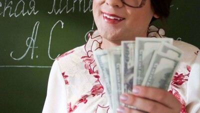 Главного педагога Экибастуза за поборы с директоров школ ограничили в свободе