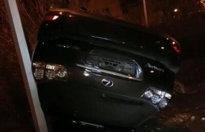 Lexus перевернулся на крышу в результате ДТП в Алматы