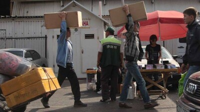 Рынки на барахолке Алматы возобновили работу, но находятся под охраной Нацгвардии