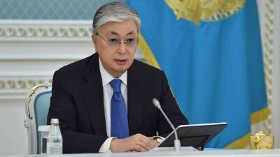 Токаев поддержал действия Жээнбекова: Он является легитимным президентом Кыргызстана