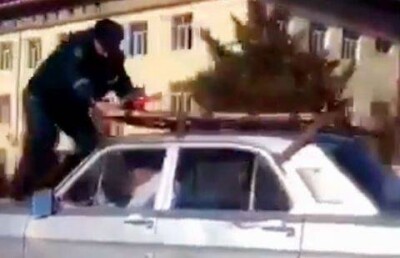 Казахстанский полицейский гнался за нарушителем на капоте машины беглеца