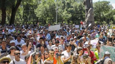 Маслихат Алматы определил предельное число участников мирных собраний 