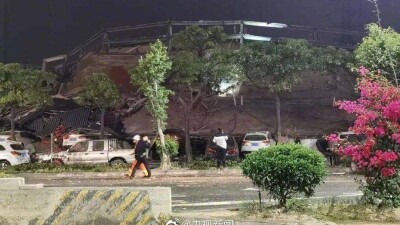 Обрушение пятиэтажного отеля в Китае: спасатели продолжают извлекать из-под завалов людей 