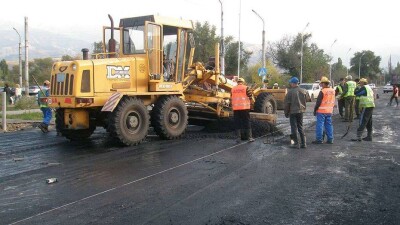Замену нового асфальта на одной из улиц объяснили в акимате Алматы