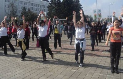 К юбилею Казахского ханства семейчане массово пробежались и исполнили танец "Кара жорга"