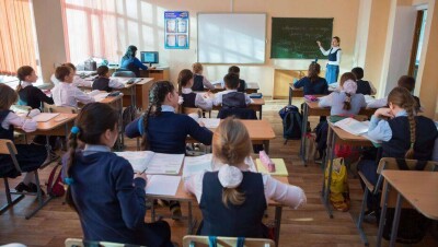 "Үйде білім алу оқу үлгерімін төмендетеді". Жекеменшік мектептер неге online білімге қарсы?
