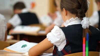 В МОН решили изменить норму, по которой дети обязаны идти в первый класс с шести лет