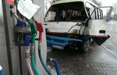 В Алматы автобус врезался в АЗС