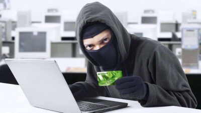 Акишева попросили обязать банки восстанавливать ущерб по взломанным картам