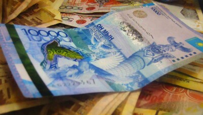 Нацвалюта укрепилась до почти 310 тенге за доллар