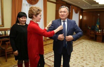 Аким Карагандинской области "примерил" костюм Президента 