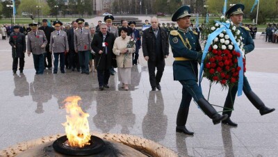 Представители 15 стран приехали в Астану возложить цветы к Вечному огню 