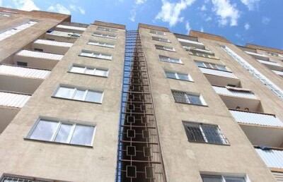 Бишимбаев назвал причину, по которой накренилась новостройка в алматинском микрорайоне Алгабас 