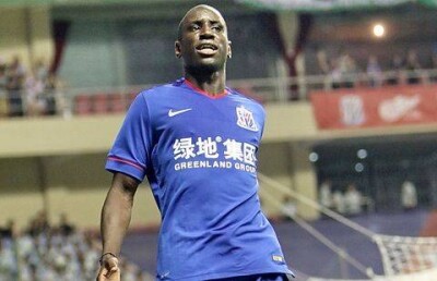 В чемпионате Китая по футболу игрок получил страшный перелом ноги