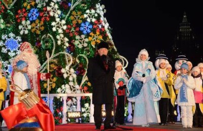 Главная ёлка Казахстана установлена у ТРЦ "Хан Шатыр"