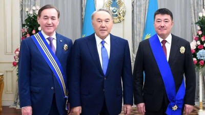 Назарбаев вручил госнаграды своему помощнику и руководителю канцелярии