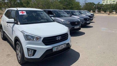Служебные автомобили акимата Мангистауской области передали городским поликлиникам
