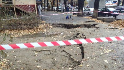 В Алматы из-за обильного дождя провалился тротуар