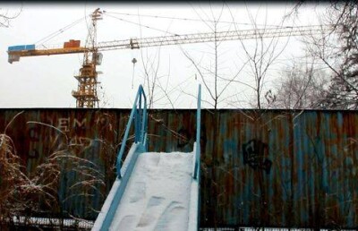 Акимат Алматы разрешил башенному крану работать над головами у детей