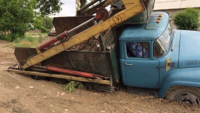 Надписи "Город без дорог" клеят на свои машины талдыкорганцы в знак протеста 