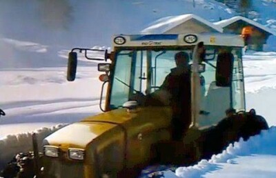 Застрявший в снегу "кировец" заинтриговал казахстанских интернет-пользователей