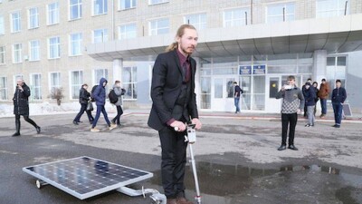 Житель Костанайской области построил самокат на солнечной батарее
