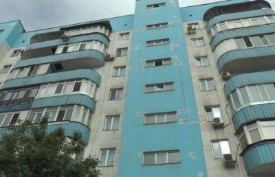 Житель Алматы грозился сбросить с пятого этажа свою маленькую дочь