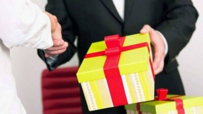 Несмотря на запрет, госслужащим продолжают преподносить подарки – АДГСПК