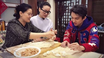 Семья китайской певицы накормила Димаша Кудайбергена пельменями халал