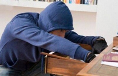 Подростки из Павлодара украли 11 000 долларов и потратили на гаджеты и драгоценности