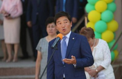 Байбек заявил ученикам "Назарбаев школы", что они самые счастливые дети
