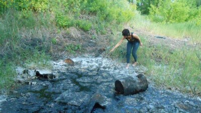 В Усть-Каменогорске экологи выясняют происхождение мазутного болота