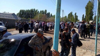 Жители кыргызстанского села покинули дома после перестрелки на границе с Таджикистаном