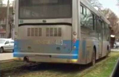 Алматинский автобус возомнил себя трамваем и поехал по рельсам