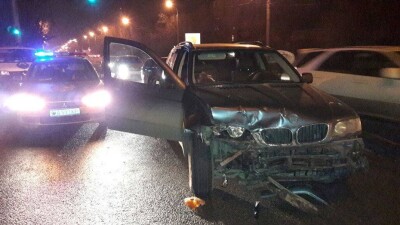 Нетрезвая женщина за рулём BMW X5 протаранила Toyota Corolla в Алматы