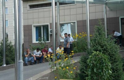 Один из пострадавших во время перестрелки в Алматы полицейский месяц назад вышел на пенсию 