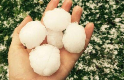 Град в Алматы разбил стёкла авто и пробил забор 