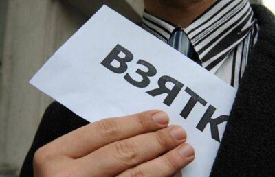 Актюбинского чиновника подозревают в систематическом получении взяток от учителей