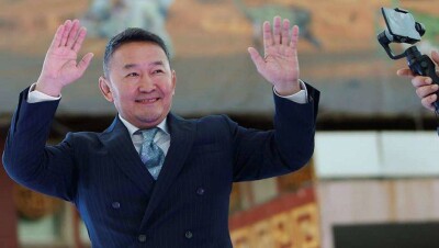 В Монголии президентский кортеж остановился, чтобы пропустить пешеходов