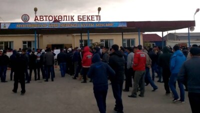Аким Жанаозена призвал забастовщиков выйти на работу