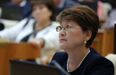 Депутаты партии "Нур Отан" в складчину помогают пенсионерам