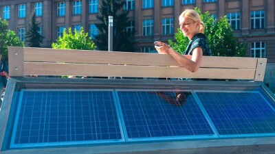 Скамейки и стойки с зарядками для смартфонов появились в Астане