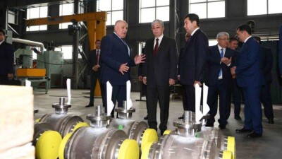 Токаев посетил завод по утилизации автомобилей в Карагандинской области