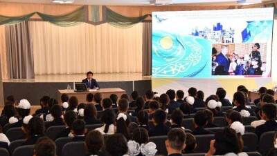 Байбек провёл открытый урок для учащихся новой школы в Наурызбайском районе Алматы