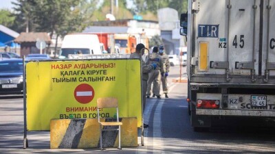 Чиновники в сауне и невеста в багажнике. Как казахстанцы нарушают карантинный режим