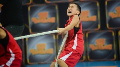 Мальчик из Уральска, с неимоверным упорством тянущий канат, растрогал зрителей до слёз