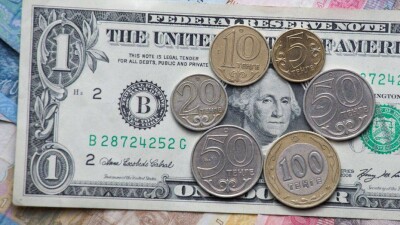 Тенге продолжает стремительное падение: Нацбанк задумался об интервенциях