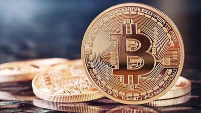 Курс биткоина за сутки упал на 25%